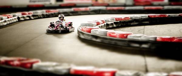 Kart auf einer Kartbahn