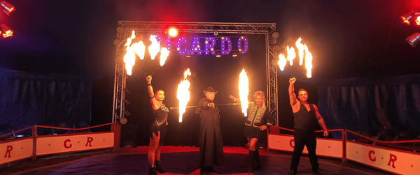 Manege mit mit Feuershow Artisten