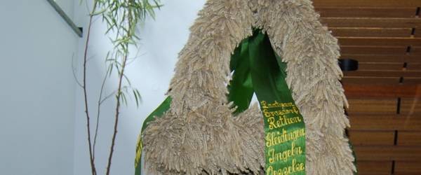 Erntekrone aus Ähren mit Schleife und Schriftzug der Laatzener Ortsteile