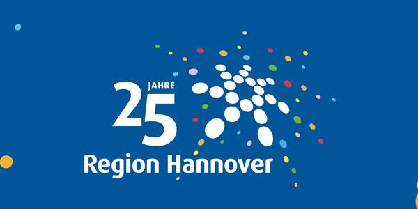 blauer Hintergrund, davor in weißer Schrift in Zeilen versetzt "25 Jahre Region Hannover", dazu das Logo der Region bestehtnd aus Punkten welche in einem Kreis angeordnet sind, davon gehen weitere Punkte nach außen ab.