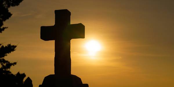 Kreuz im Sonnenaufgang