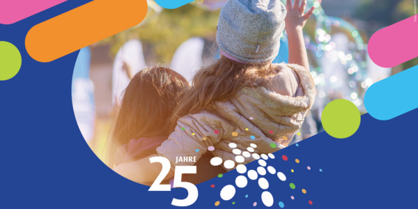 Ein Bild mit einem Kind und Seifenblasen mit Logo und Titel 25 Jahre REgion Hannover.